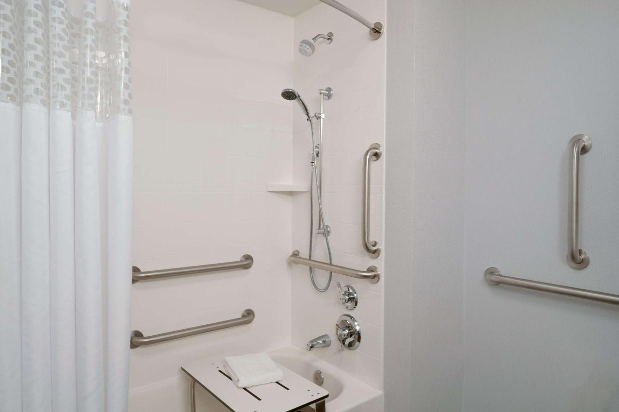 Chambre 2 Lits Queen-Size - Accessible aux Personnes à Mobilité Réduite et Adaptée aux Personnes Malentendantes - Non-Fumeurs